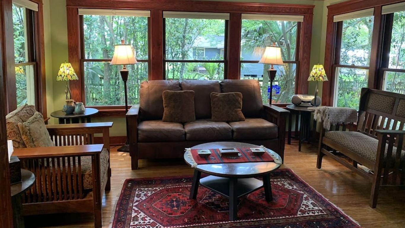 Historic Cottage at Magnolia Plantation B&B Within Walking Distance to Downtown Gainesville